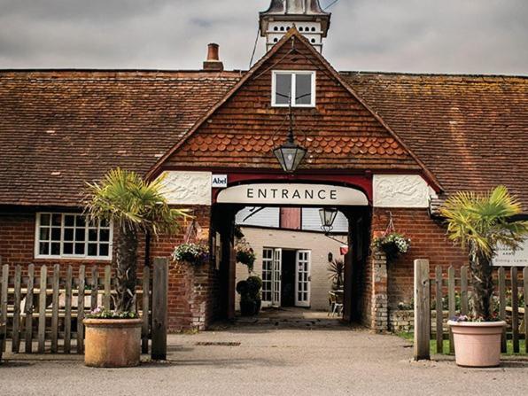 The Walhampton Arms Bed & Breakfast Лимингтън Екстериор снимка
