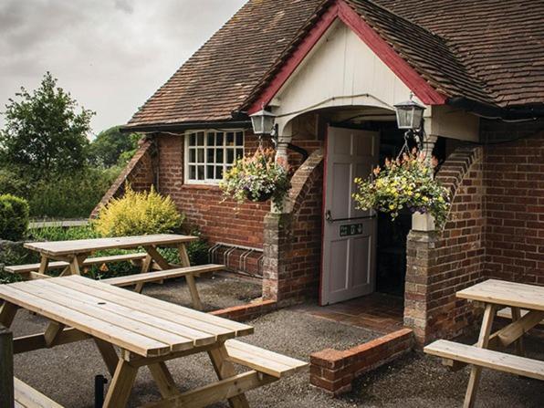 The Walhampton Arms Bed & Breakfast Лимингтън Екстериор снимка